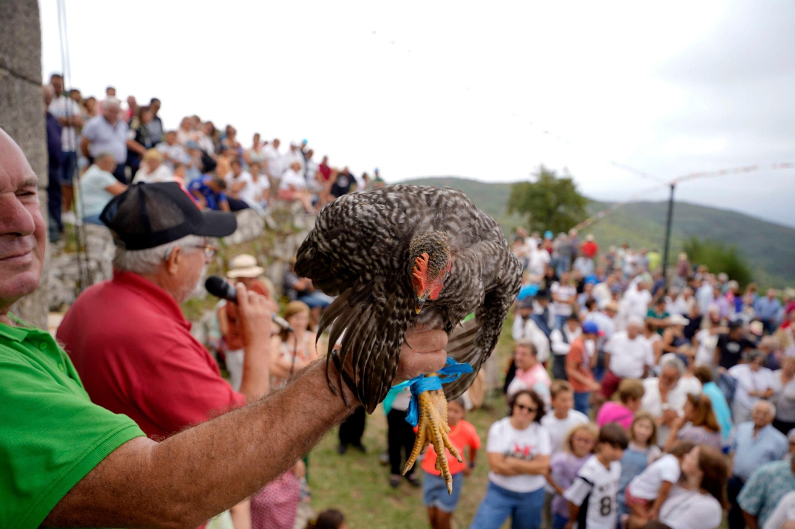 Los fieles acuden al Monte Alba para quitar el miedo con San Bartolomé. // J.V. Landín