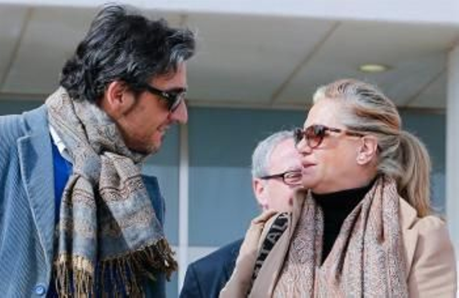 La exesposa del exalcalde de la localidad malagueña de Marbella Julián Muñoz, Maite Zaldívar, conversa con su pareja