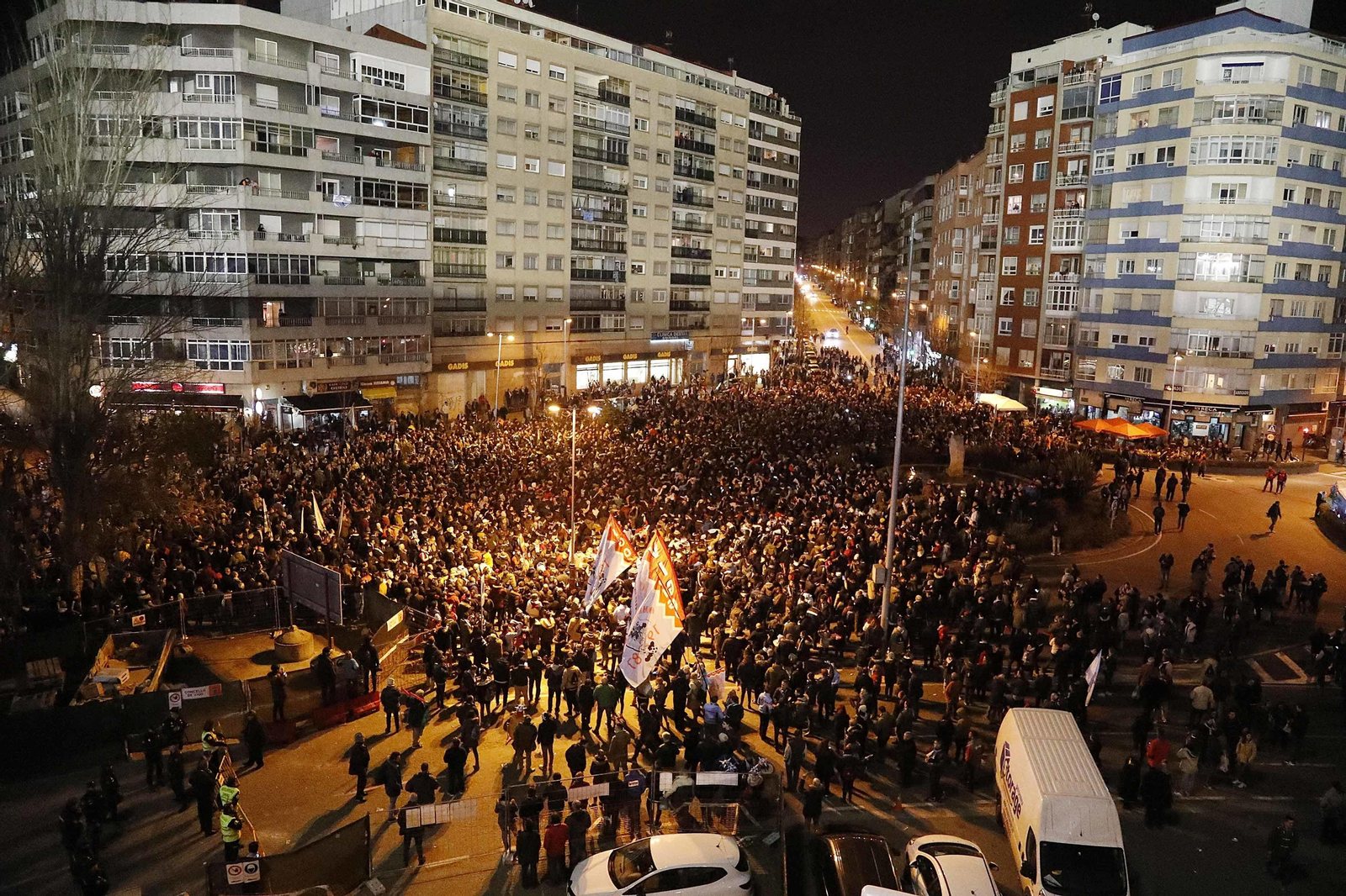 Cientos de aficionados reciben al Celta a su llegada a Balaídos // JV Landín