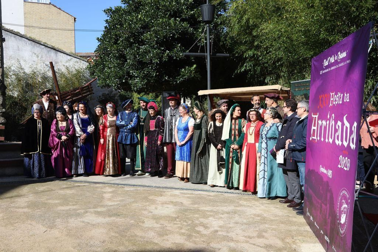 Fotografía de familia con miembros del gobierno local y de la oposición.