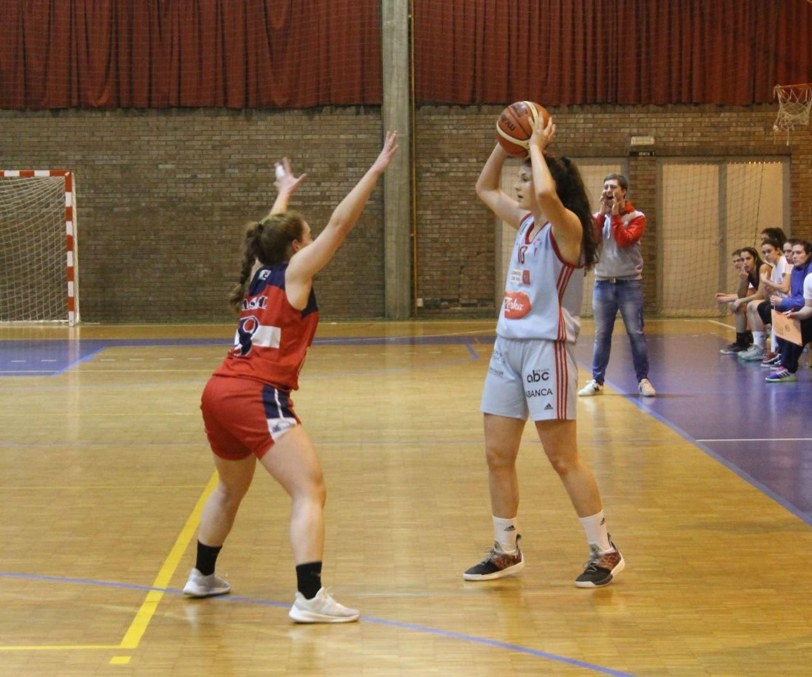 Lucía Fontela busca dar un pase en el partido disputado ayer en el pabellón del Colexio Maristas