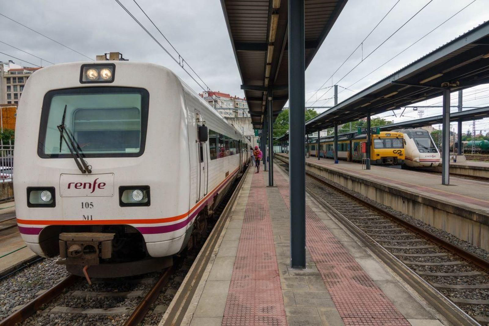 El tren de la serie 105 circula por la línea do Miño entre Vigo-Guixar y Ourense.