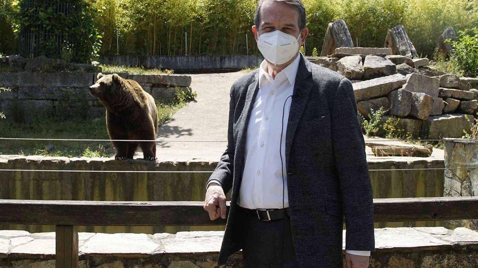 El alcalde Abel Caballero visitó ayer al oso Carmo en Vigozoo.