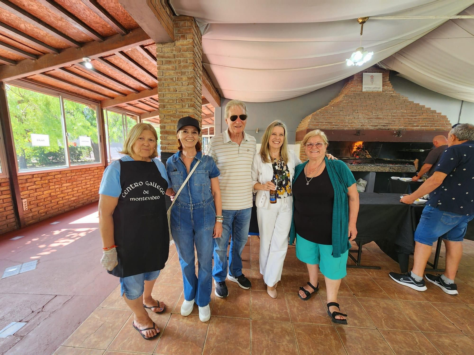 Las delicias de la gastronomía gallega, y las actuaciones de los conjuntos de canto y baile de la colectividad que se sucedieron durante todo el día e hicieron las delicias de la colectividad gallega en la capital uruguaya.