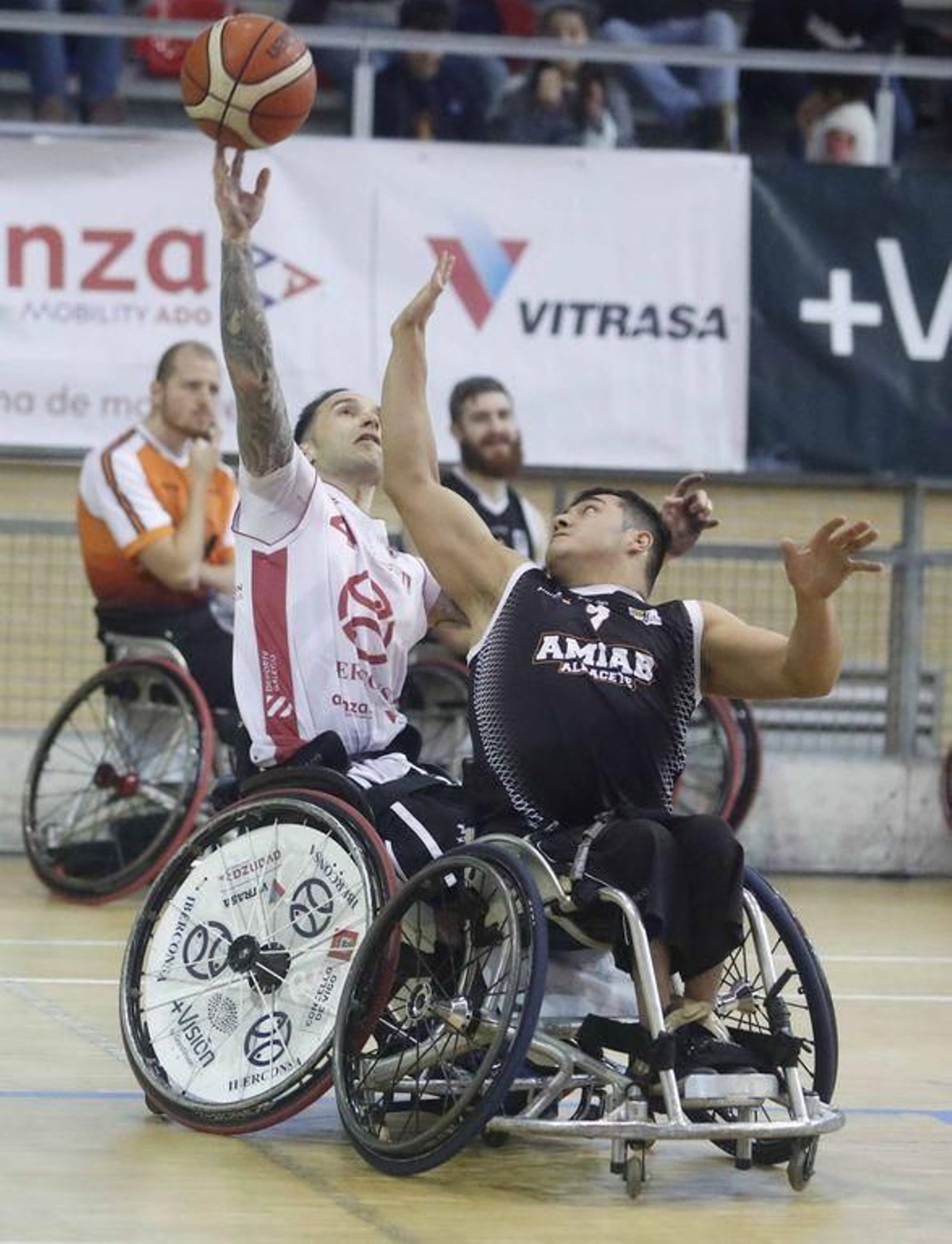 Julio Vilas lanza a canasta ante la oposición de un adversario.