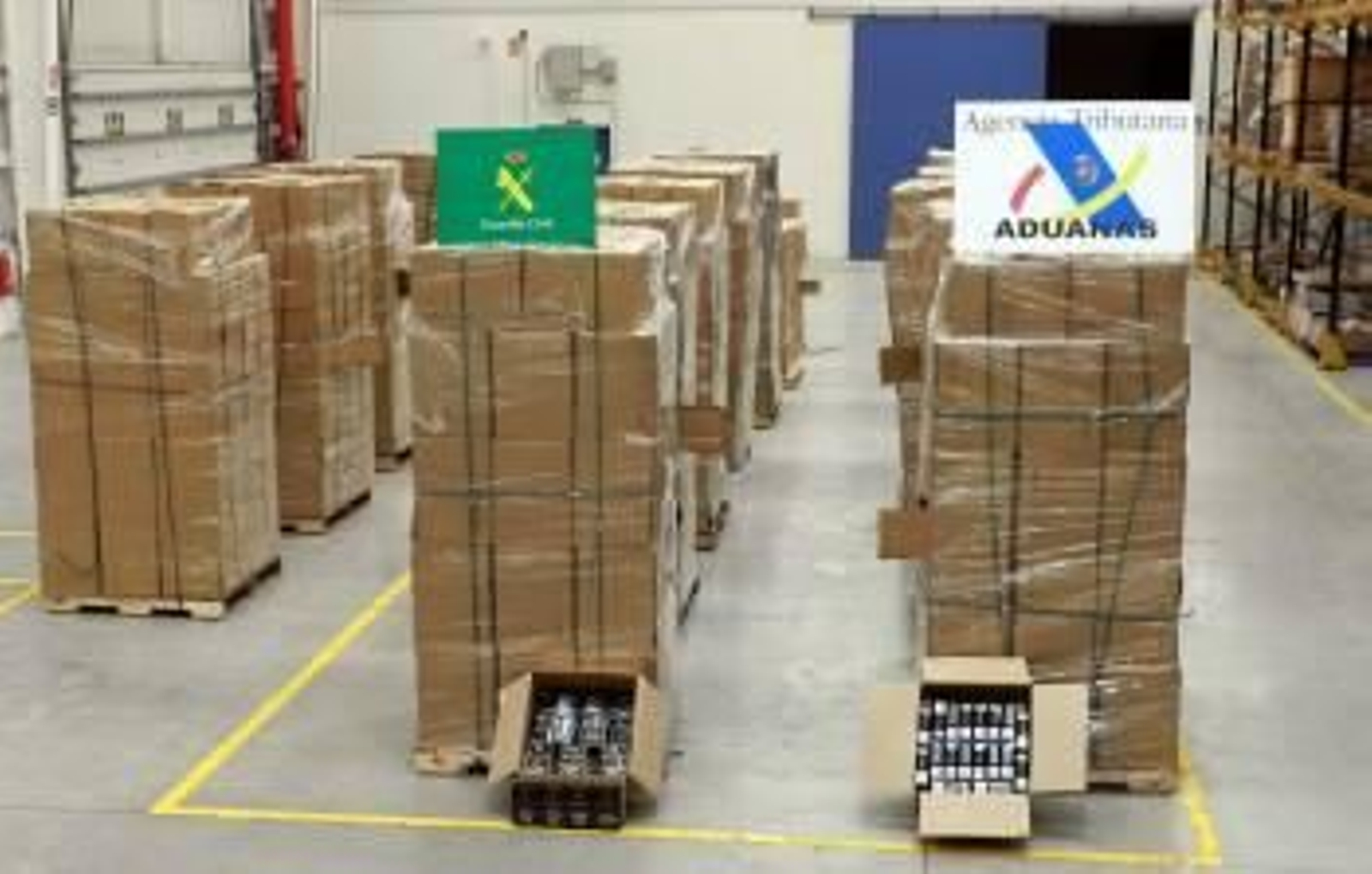 Fotografía facilitada por la Agencia Tributaria de la operación conjunta con la Guardia Civil en la que se han intervenido 362.880 cajetillas de tabaco de contrabando procedentes de Vietnam (Foto: EFE)