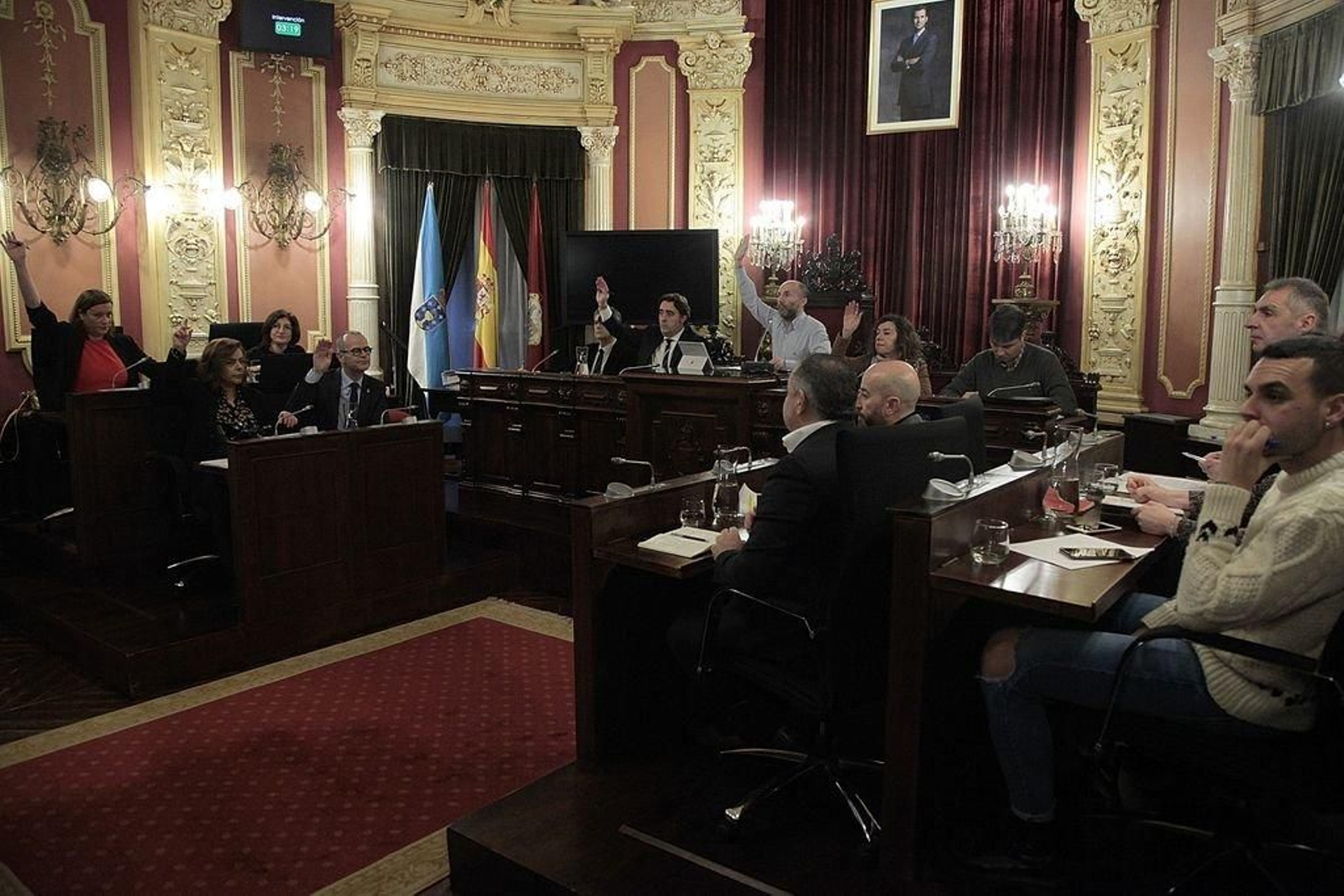 Votación durante el pleno extraordinario sobre los presupuestos del Concello.