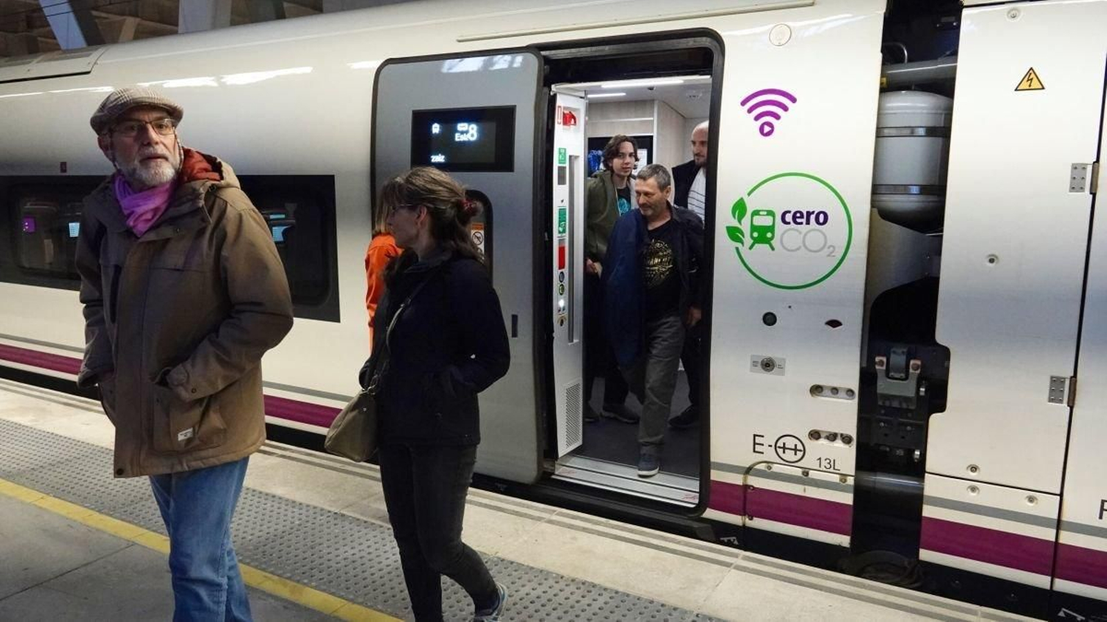 Pasajeros llegando a la estación de Urzaiz en la prueba del tren S106 con llegada a Vigo el pasado mes de abril.