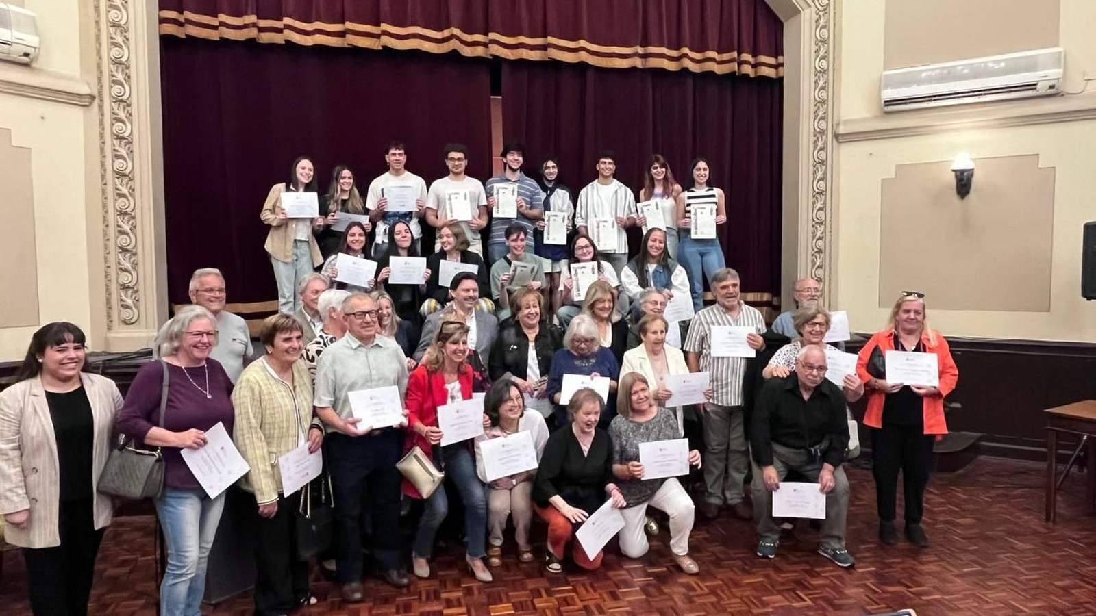 Entrega de compostelas y diplomas a los participantes de Uruguay en los programas "Conecta" y "Reencontros" de la Secretaría Xeral da Emigración