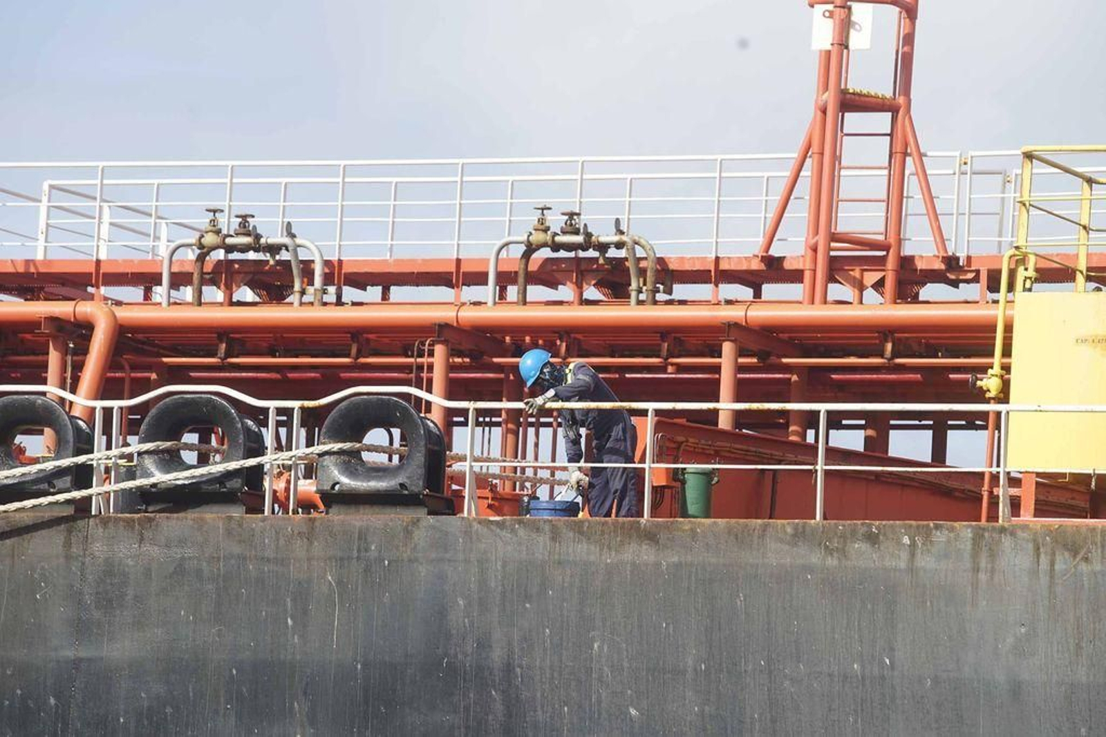 El petrolero continuaba ayer amarrado en el muelle de trasatlánticos de Vigo.