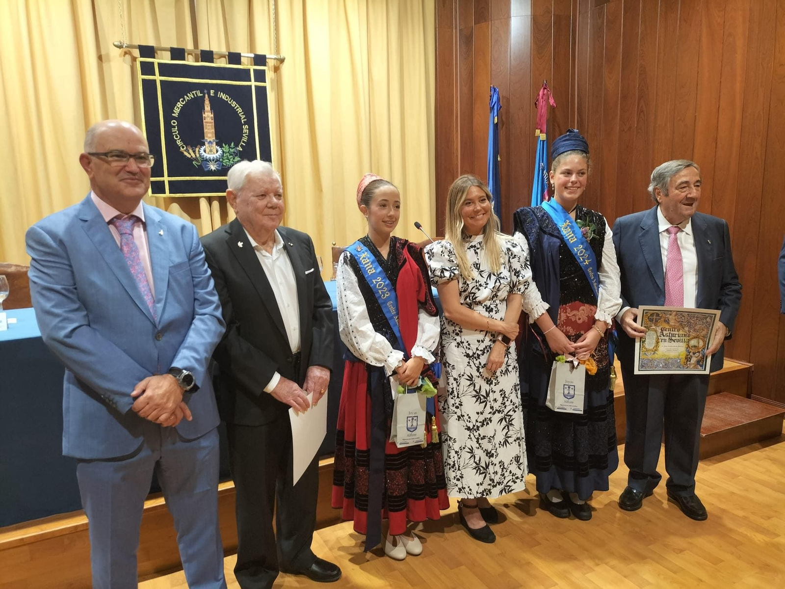 La directora general de Emigración y Políticas de Retorno, Olaya Romano, se sumó a la conmemoración del Día de Asturias en el Centro Asturiano de Sevilla.