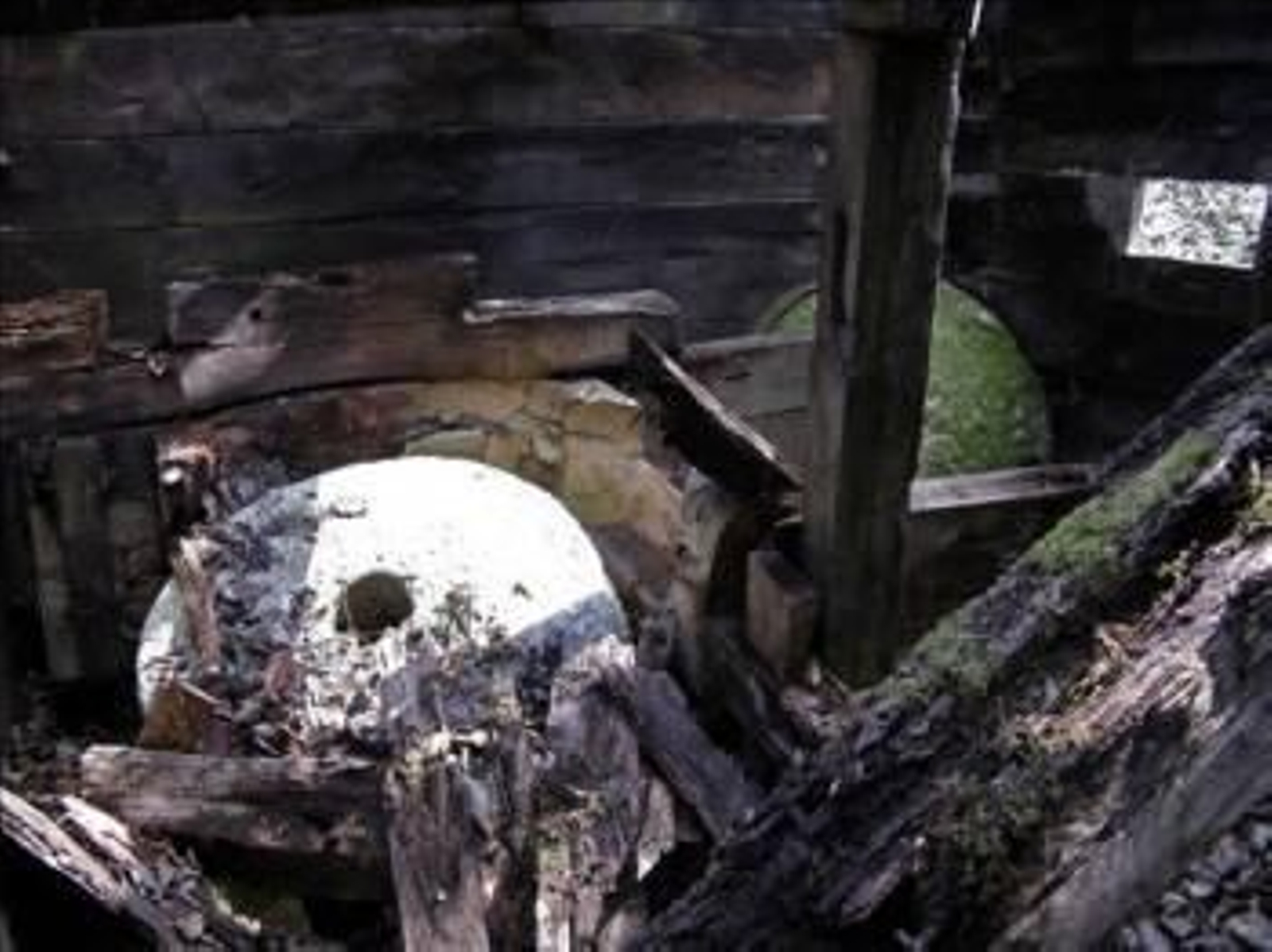 Vista del interior del antiguo molino de agua, con solera y muela en el suelo, en la aldea de Zarozje en el que según la leyenda el vampiro chupaba la sangre de los molineros hasta matarlos. (Foto: Snezana Stanojevic)