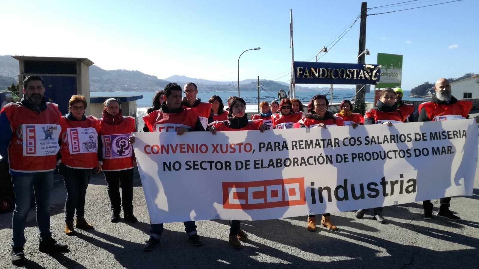 Delegados del sindicato están concentrados a las puertas de Fandicosta en Moaña