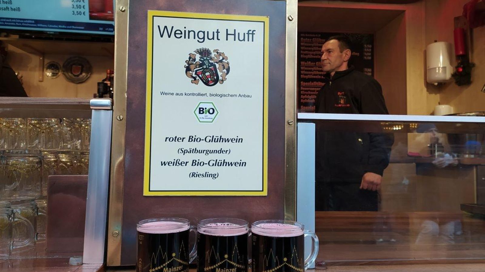 En los mercadillos alemanes hay puestos de vino caliente (la taza cuesta tres euros y la rellenan), de salchichas y de chocolate, entre otros.