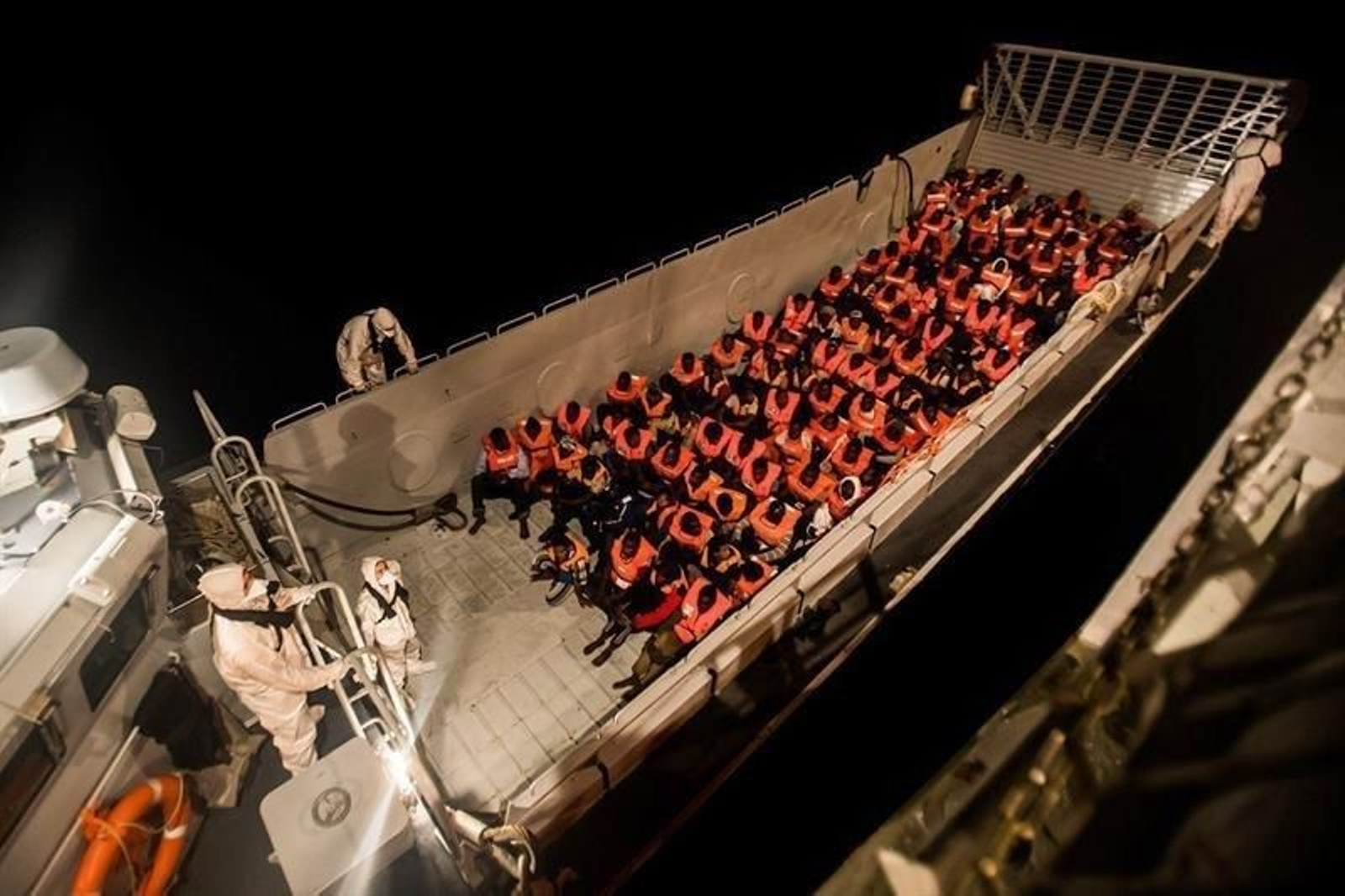 Rescate en alta mar, en la madrugada del domingo 10 de junio, de parte de los 629 inmigrantes que han sido rescatados por el barco "Aquarius"
