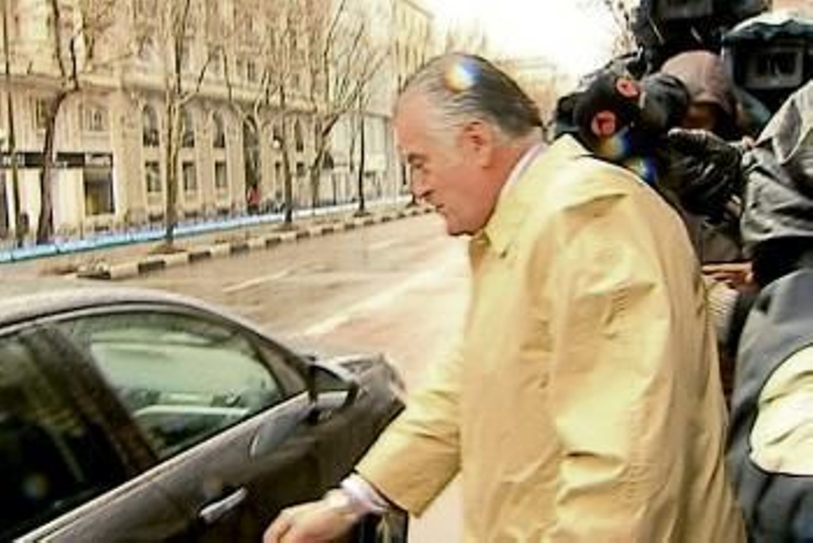 El extesorero del PP Luis Bárcenas abandona su domicilio esta mañana.