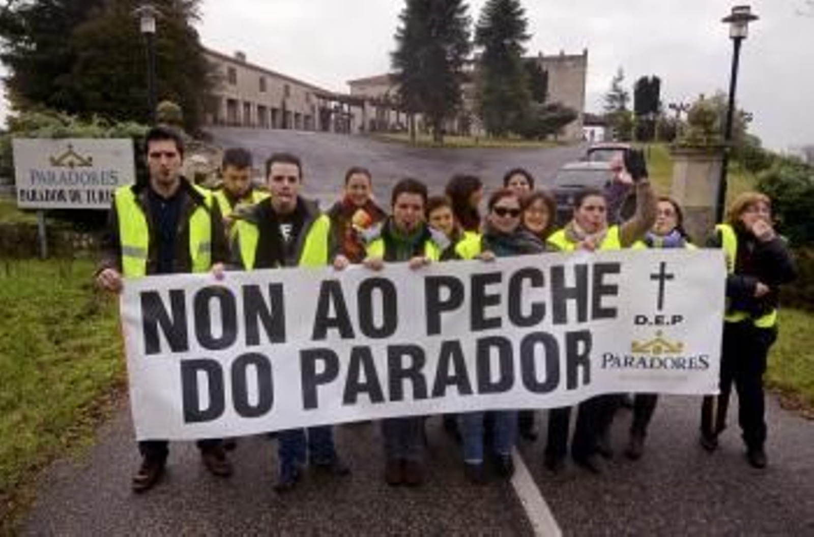 La plantilla del Parador de Verín, que la empresa quiere cerrar, en una reciente protesta.