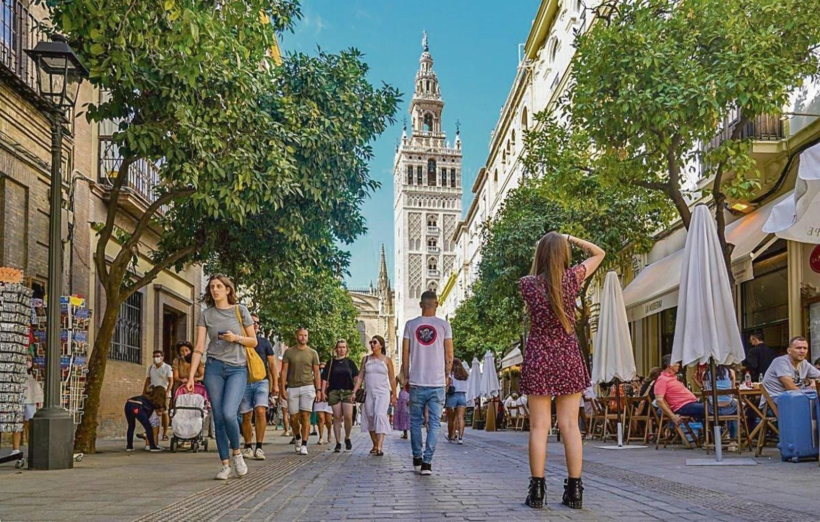 Turistas en el entorno de la Catedral de Sevilla.
