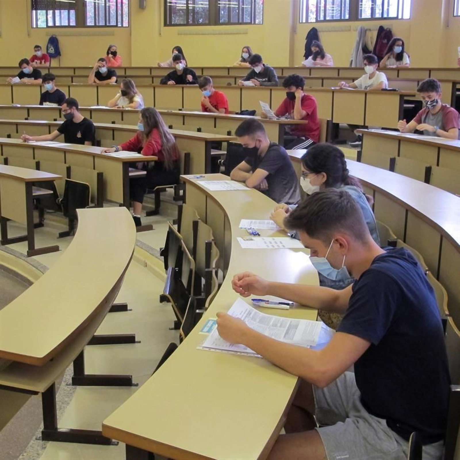 Los brotes entre universitarios han disparado la tasa de incidencia del coronavirus en ciudades como Granada o Salamanca