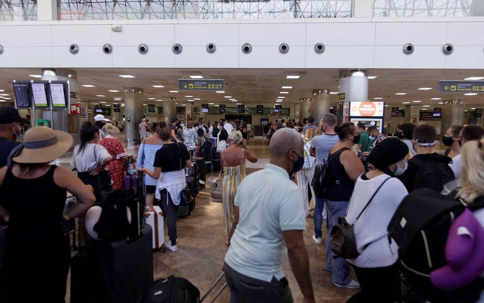 Viajeros con destino al Reino Unido hacen cola para facturar en el aeropuerto de Tenerife Sur. EFE/Ramón de la Rocha