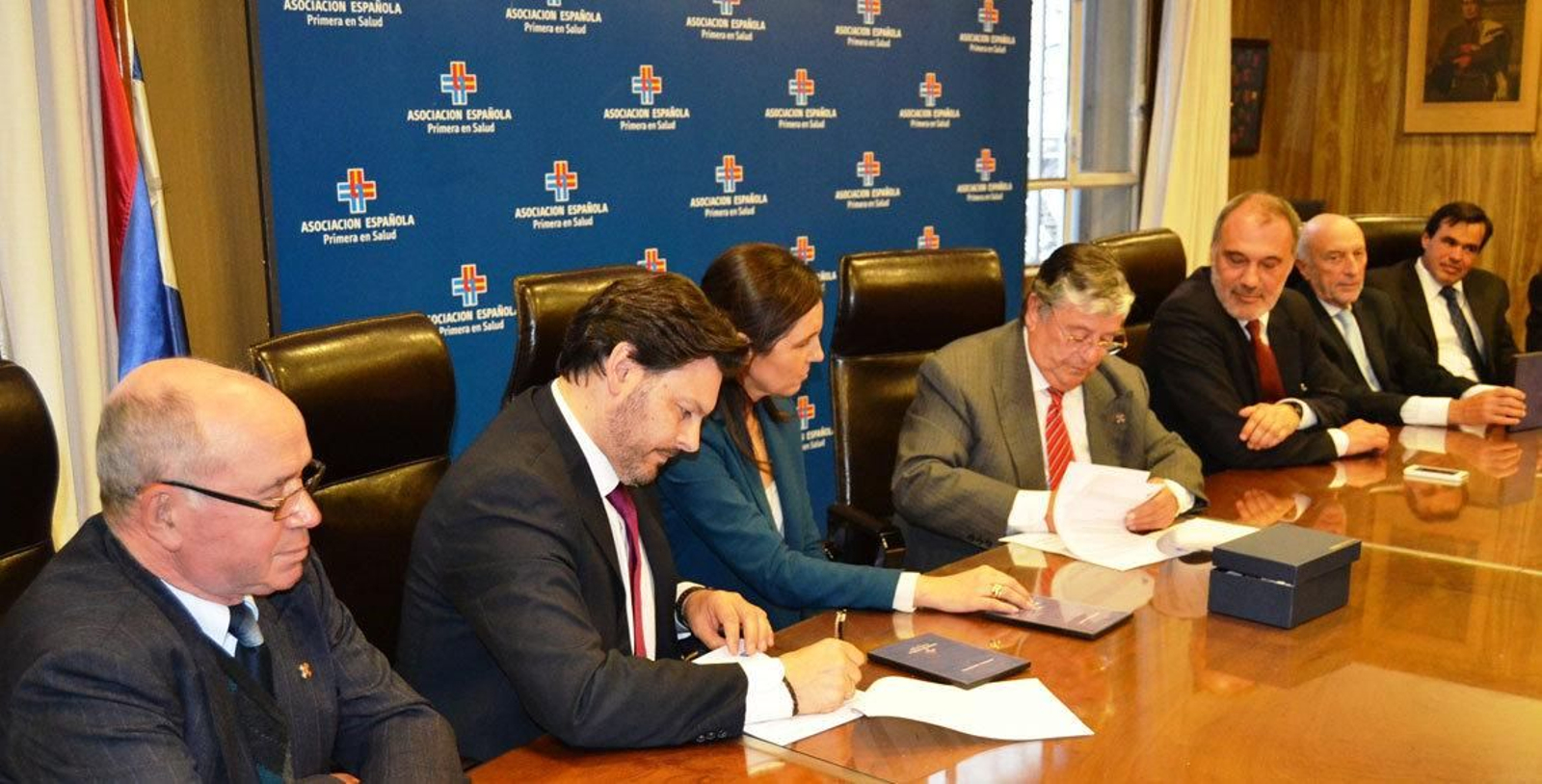 Rodríguez Miranda y Pilar Rojo durante la firma del convenio con la Asociación Española Primera de Socorros Mutuos.