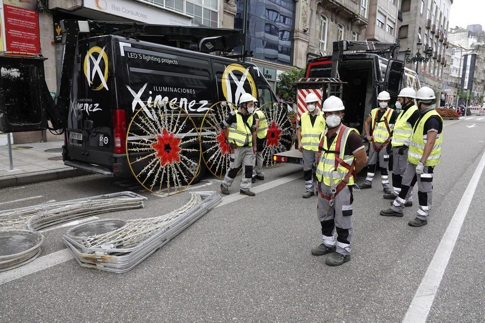 Los trabajadores de Ximénez comenzaron ayer a colocar los arcos de luces, en total diez millones de bombillas Led por 334 calles.