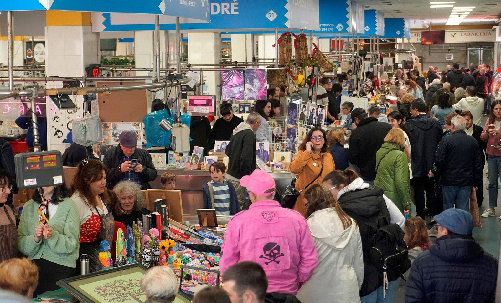 O Mercado do Calvario cheo de xente.