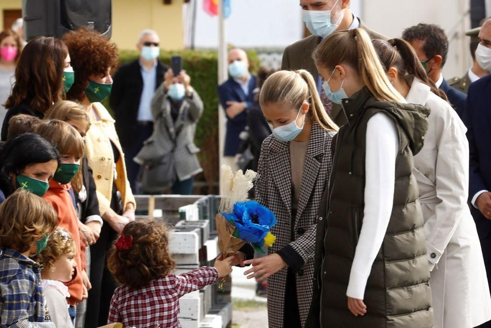La princesa Leonor y la infanta Sofía reciben unos ramos de flores de papel de regalo.