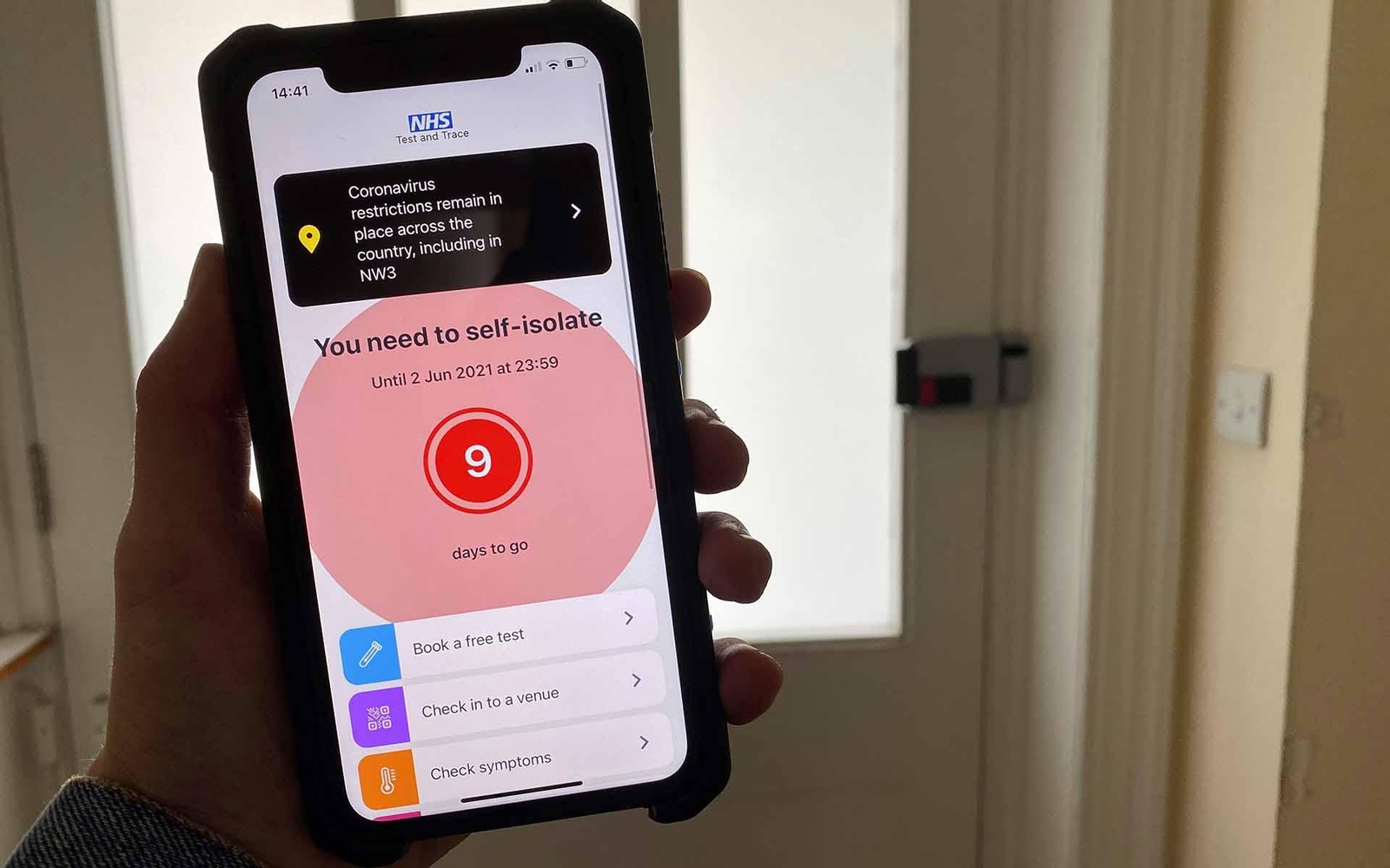 Archivo. Pantalla de móvil con el aviso de confinamiento que reciben las personas notificadas por la app NHS Covid-19 como contacto estrecho. EFE/Raúl Bobé