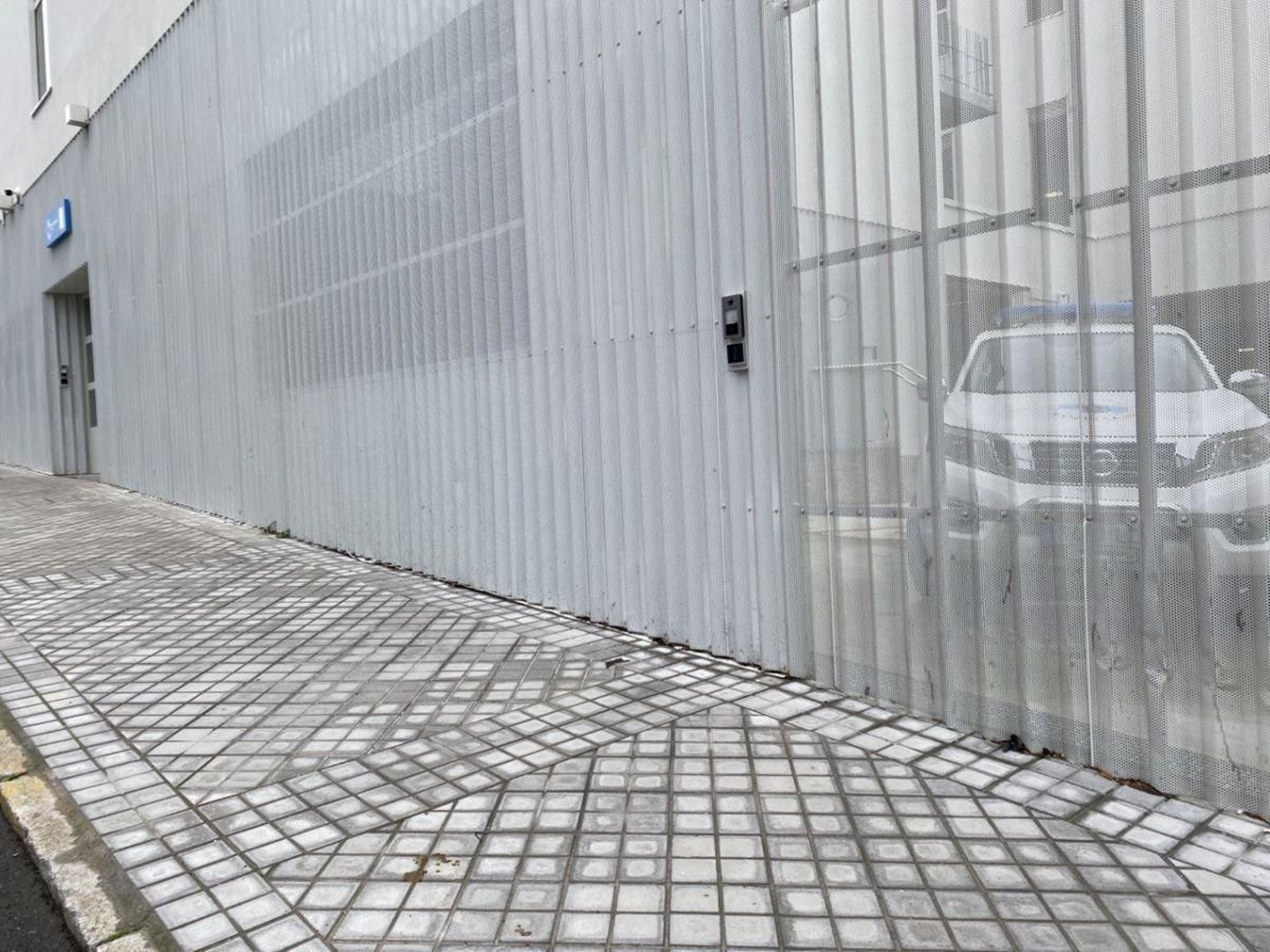 Acceso de la nueva comisaría de Policía Autonómica, con uno de sus vehículos ya aparcados.