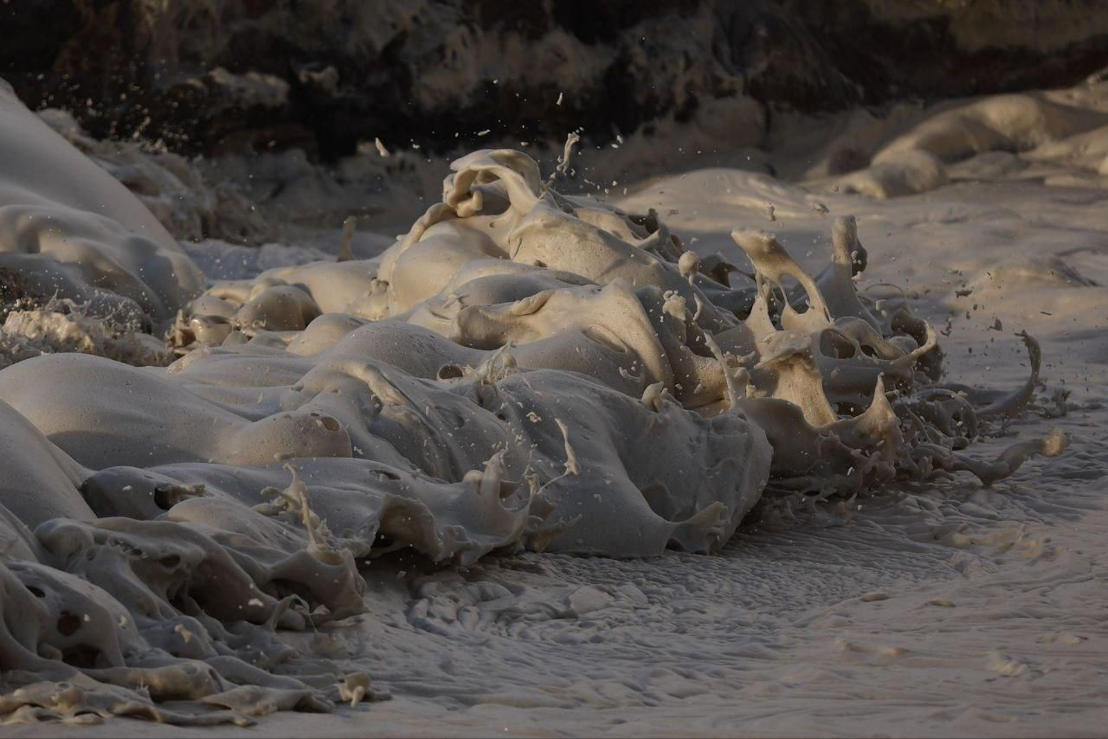 El fenómeno de la espuma aflora por la borrasca.