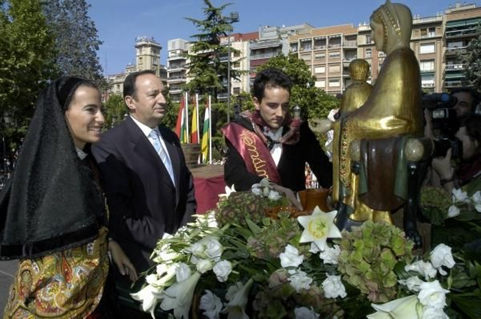 El presidente riojano, Pedro Sanz, durante la ofrenda del primer mosto a la Virgen de la Valvanera.
