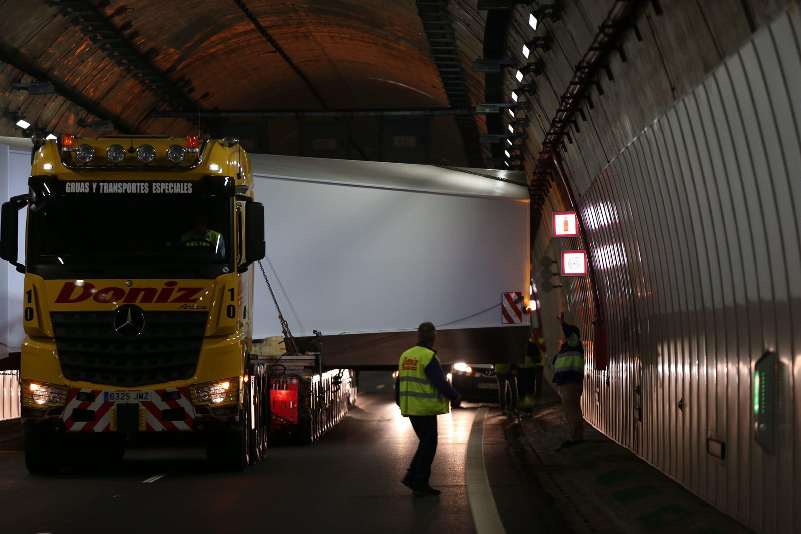 Momento del paso de la gran pieza por el túnel de A Cañiza, en una operación compleja y calculada al milímetro.