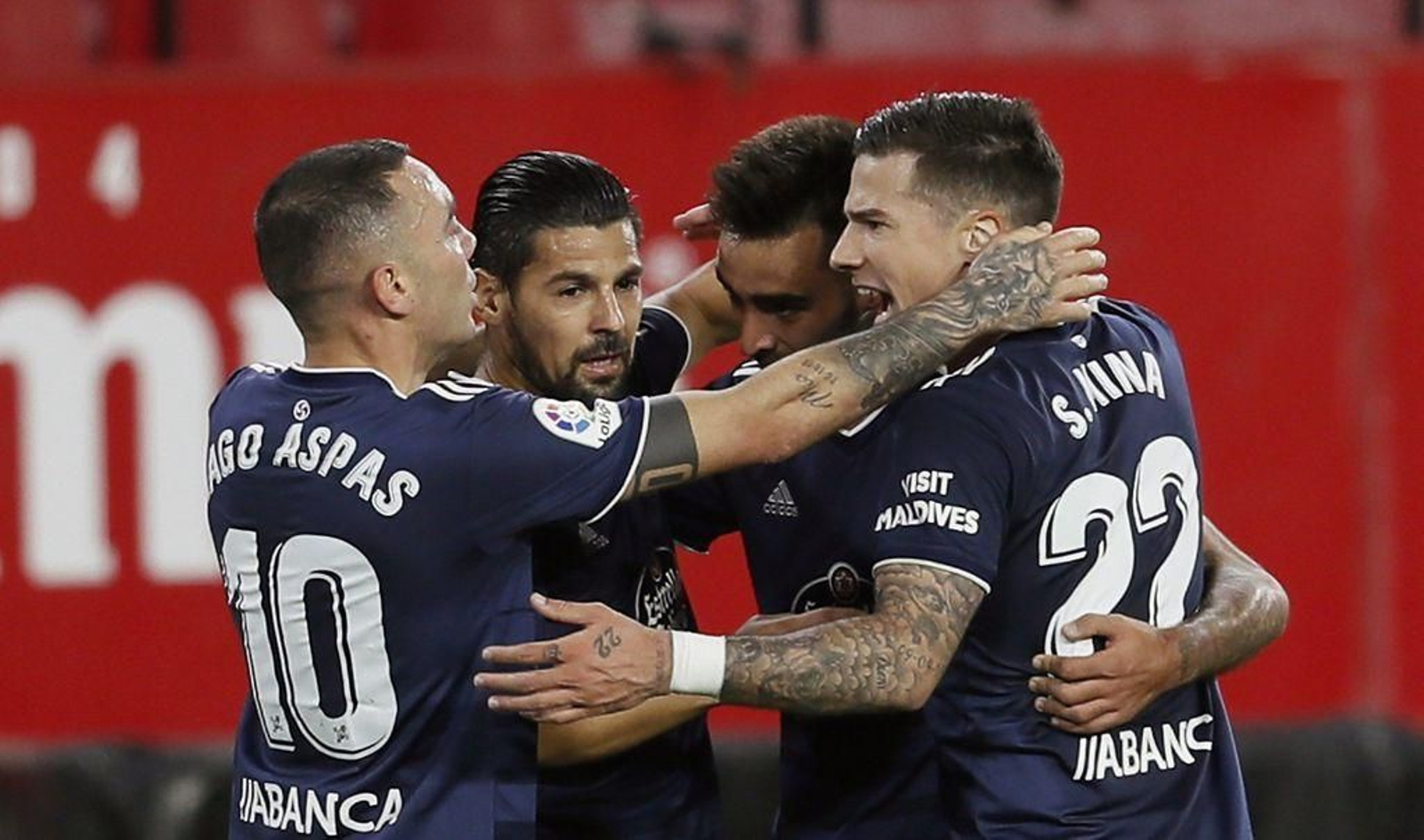 Nolito recibe la felicitación de sus compañeros tras marcar su gol.