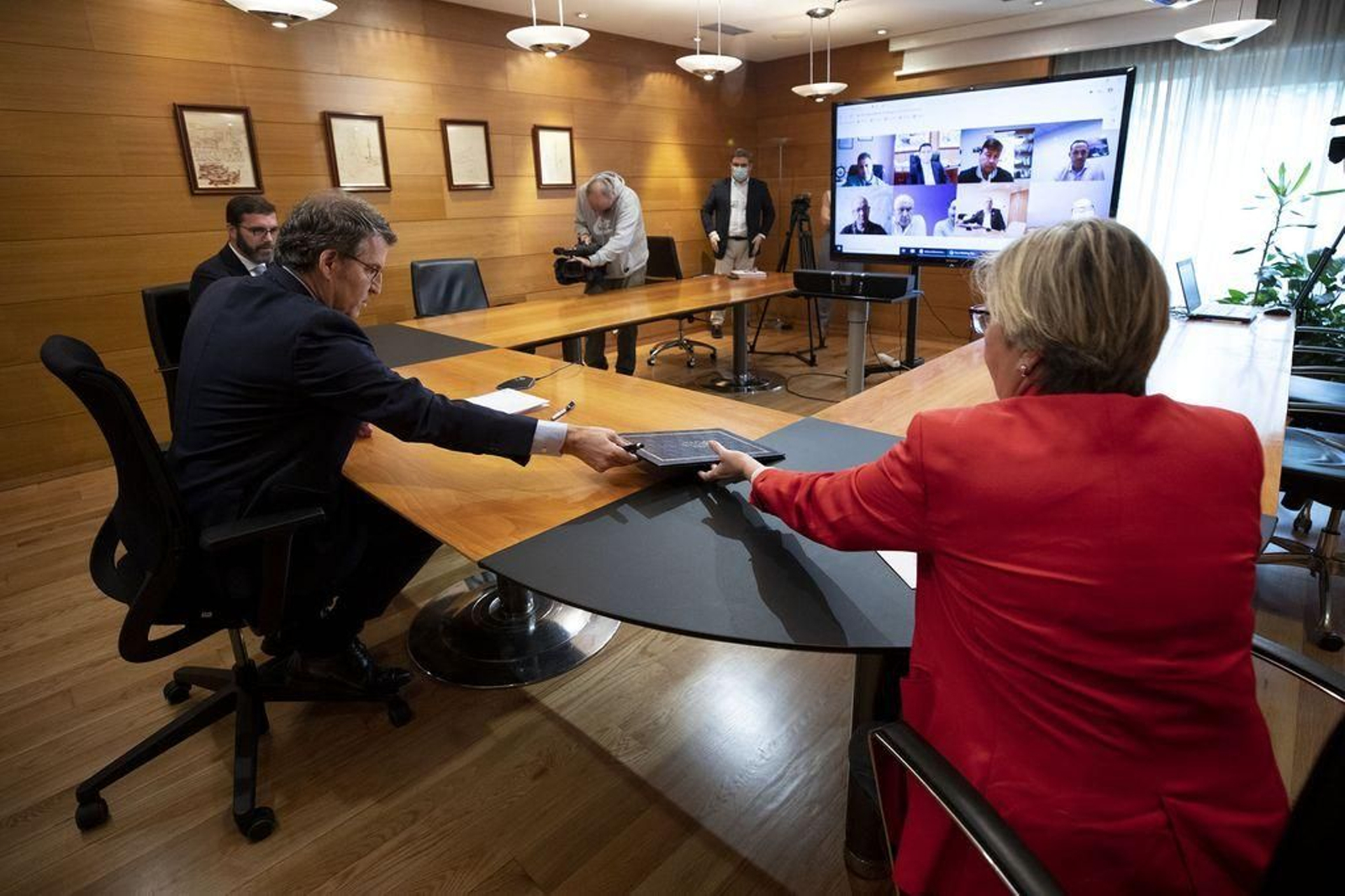 Feijóo junto a Iván López y Rosa Quintana ayer en la firma de la declaración.
