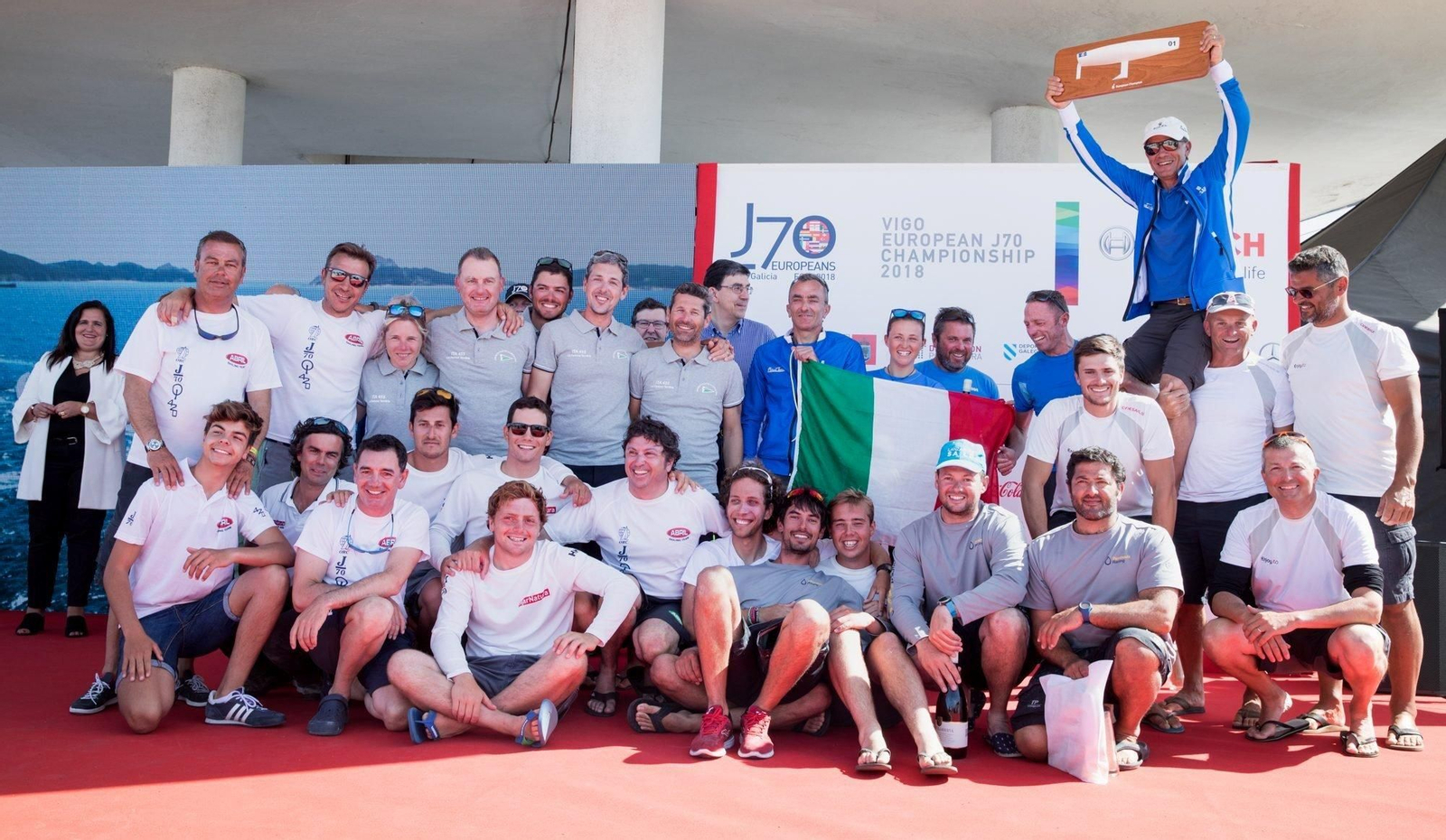 Las tres tripulaciones que ocuparon el podio general posan para la posteridad en medio de una gran camaradería ayer en el Náutico de Vigo.