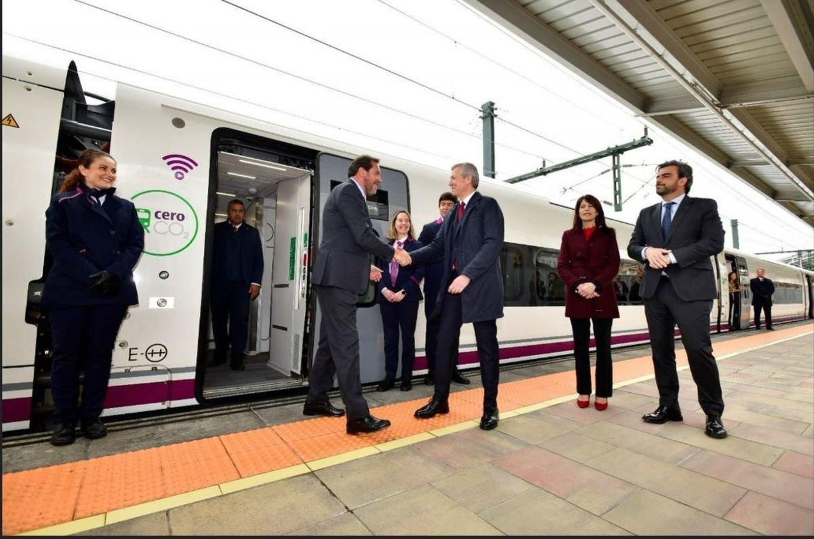Rueda saluda a Óscar Puente a la llegada del ministro a la estación de A Coruña en el Talgo Avril.