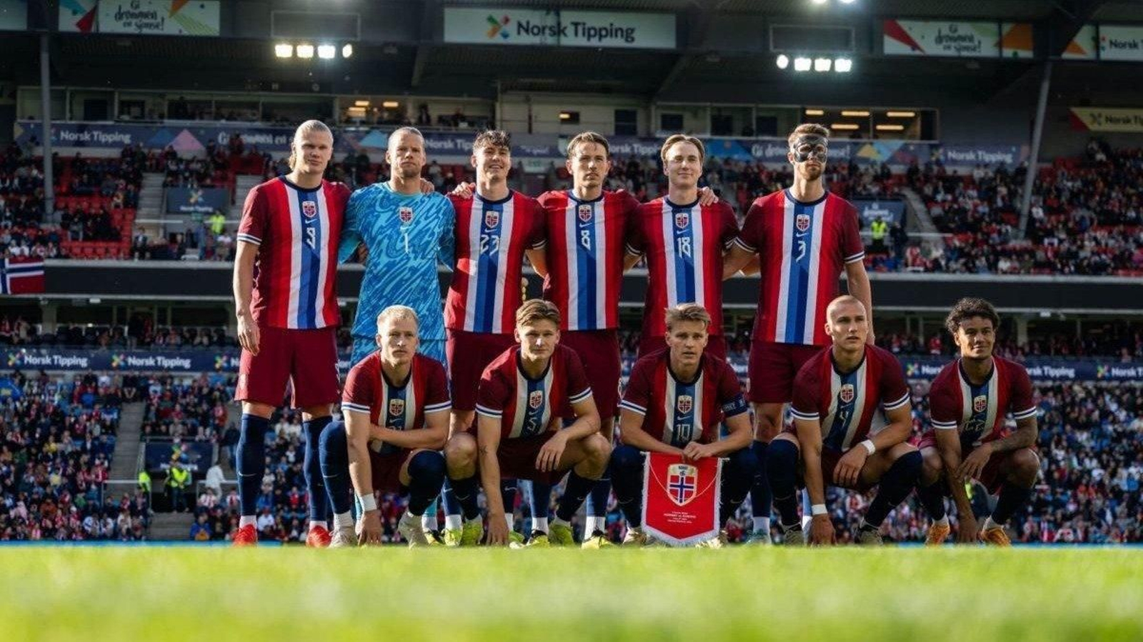 Jorgen Strand Larsen (de pie, 3i) disputó la primera parte del amistoso entre Noruega y Kosovo.