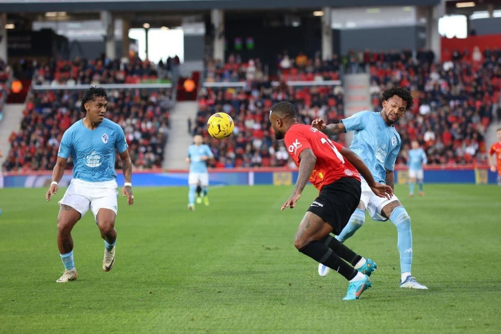Renato Tapia y Larin persiguen el balón con la mirada el pasado sábado en Palma de Mallorca.