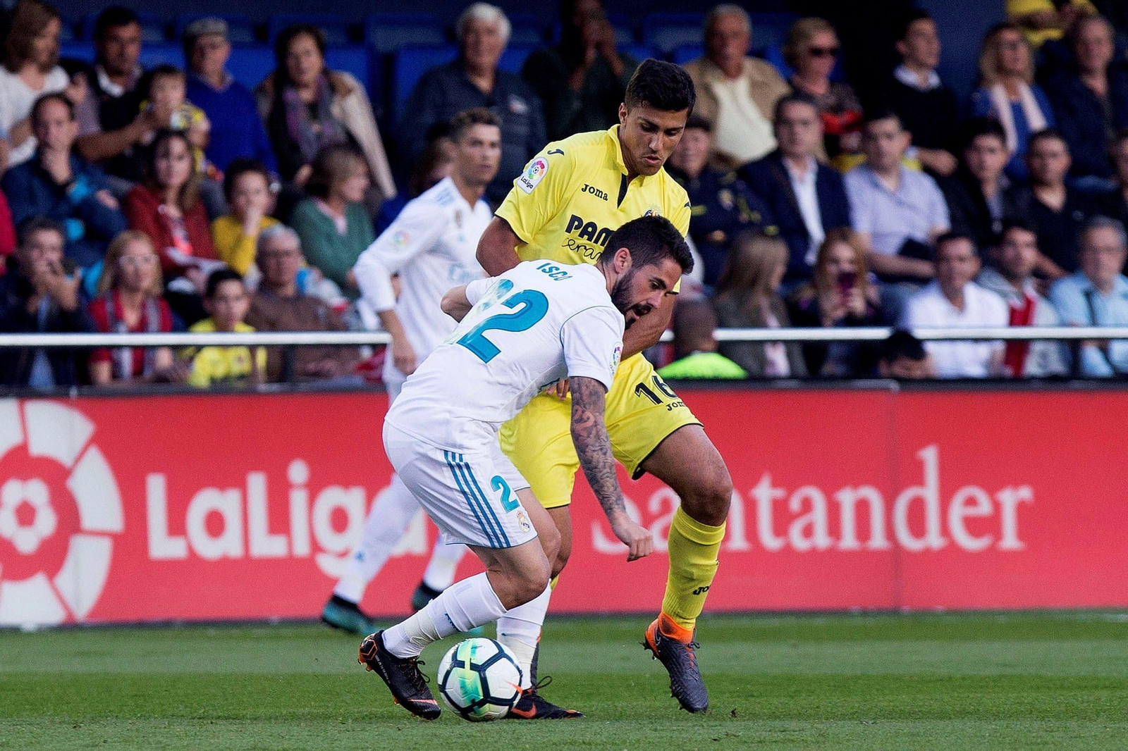 Isco Alarcón protege el balón ante Rodrigo Hernández.
