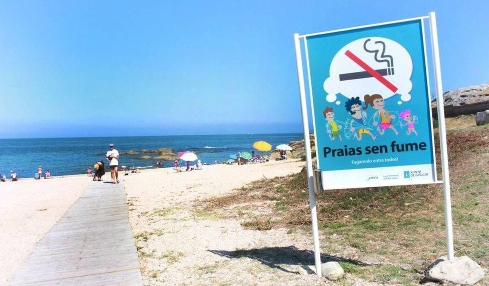 Cartel que advierte en Baiona de la entrada a una playa libre de humo del tabaco.