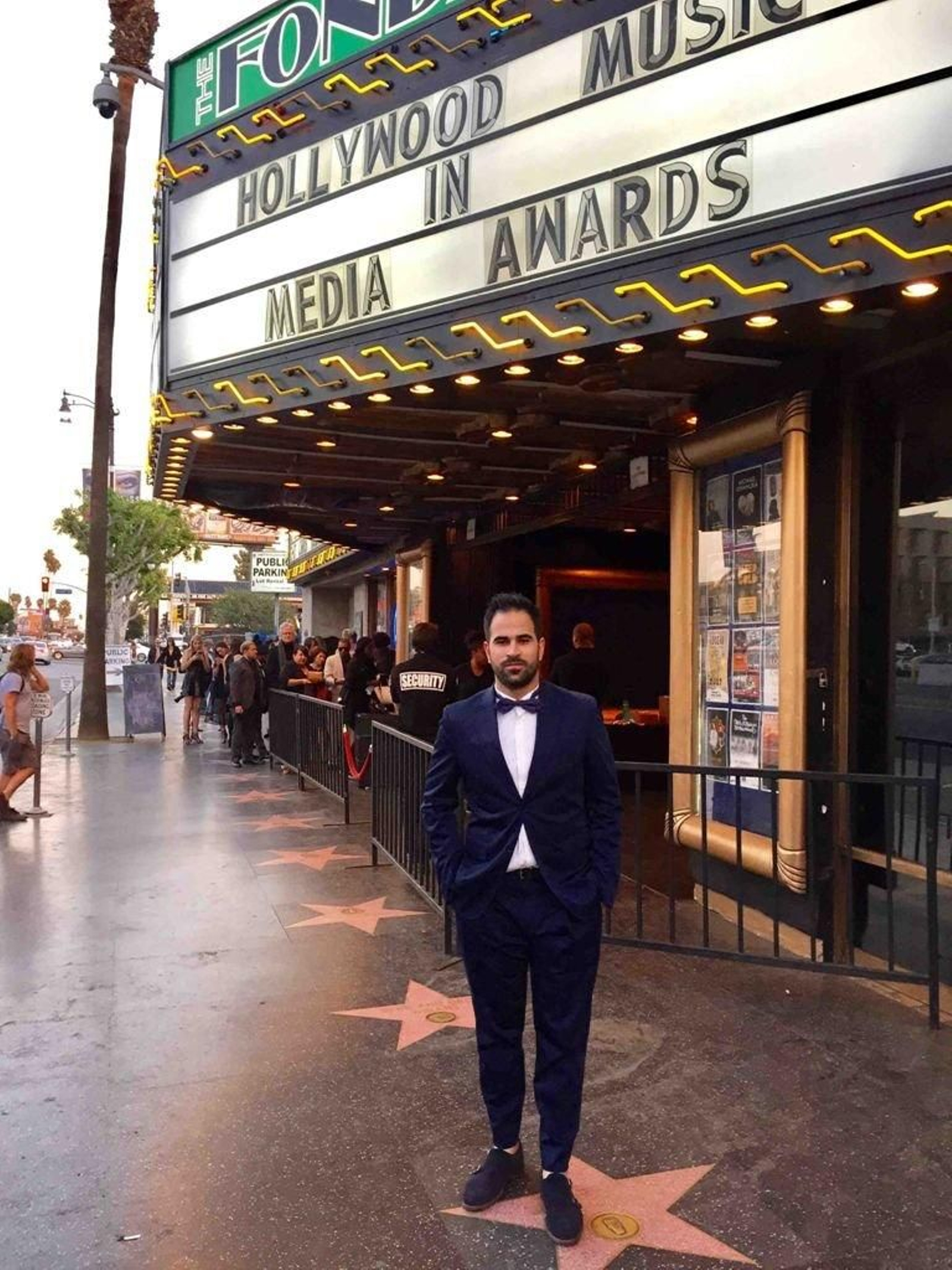 Andrés ante la entrada del teatro donde tuvo lugar la gala.
