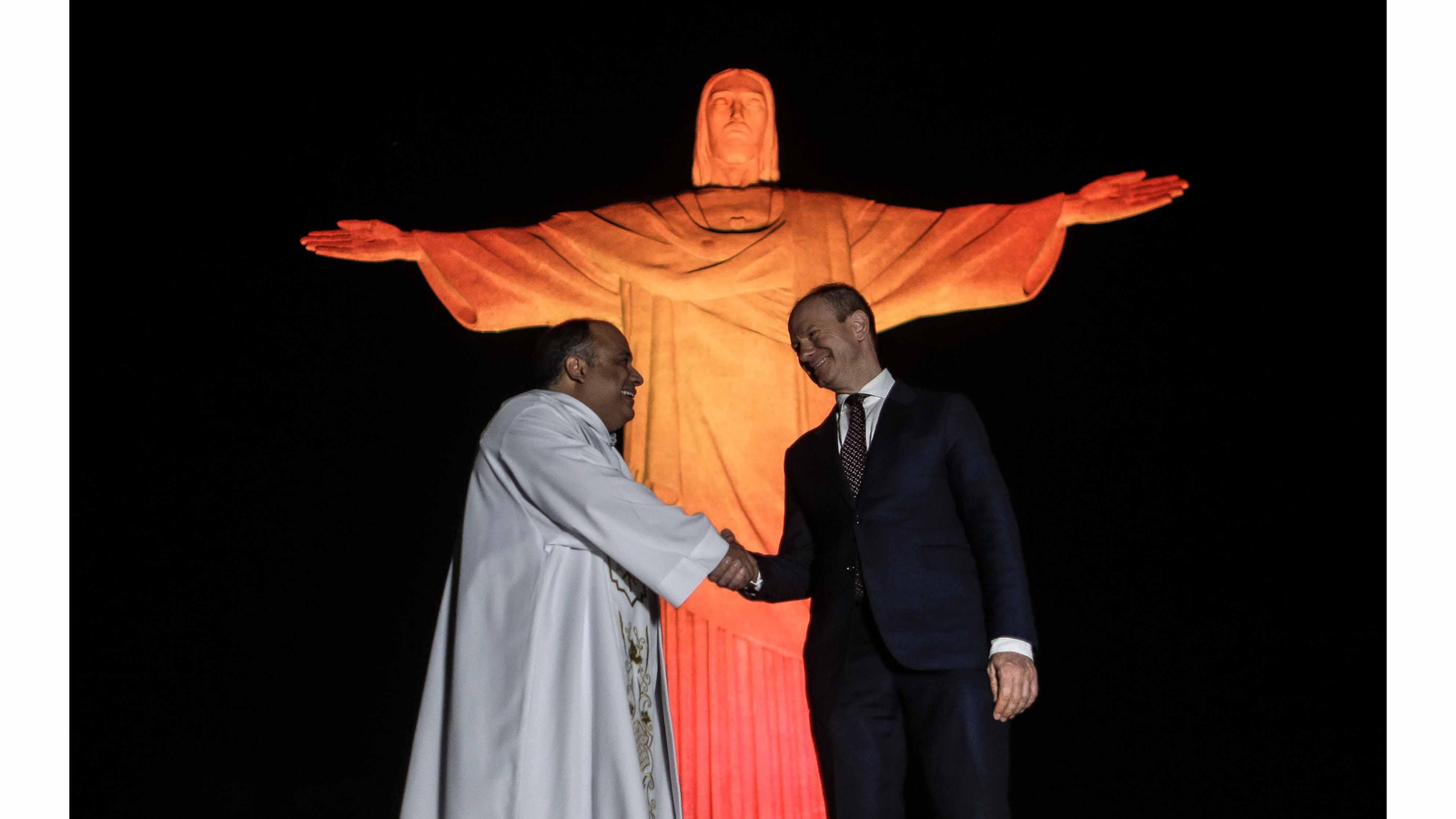 El cónsul español en Río de Janeiro, Luis Prados Covarrubias (d), saluda al sacerdote Omar Raposo frente al Cristo Redentor en Río de Janeiro (Brasil). EFE/Antonio Lacerda