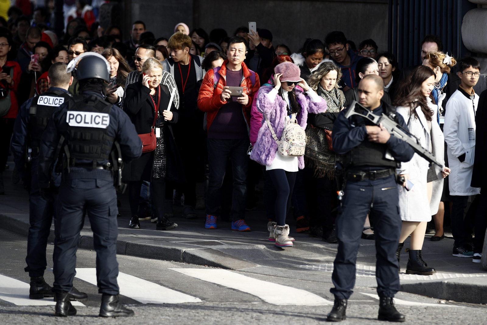 Agentes de policía evacúan al público del interior del museo del Louvre de París.