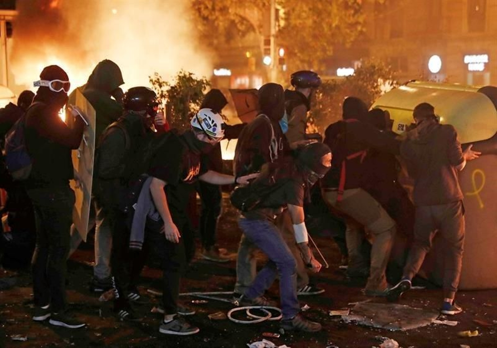 Manifestantes durante los altercados que se están produciendo en Barcelona