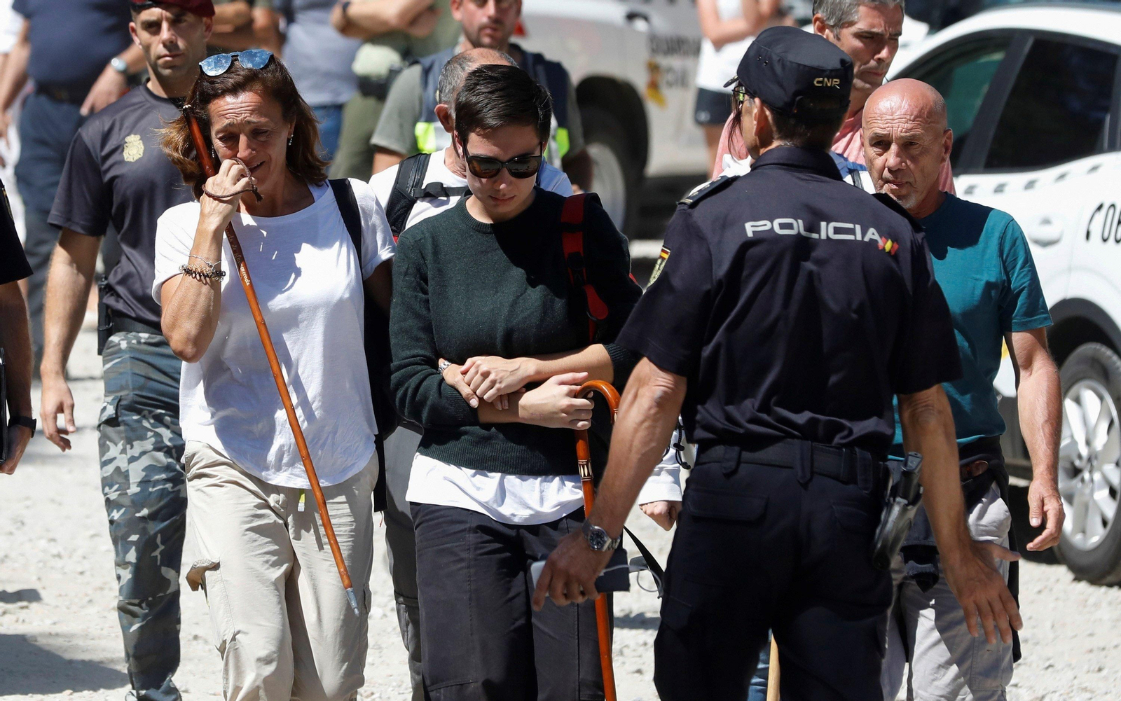 David, el hijo de Blanca Fernández Ochoa (centro), tras confirmarse que el cadáver encontrado es el de la esquiadora.