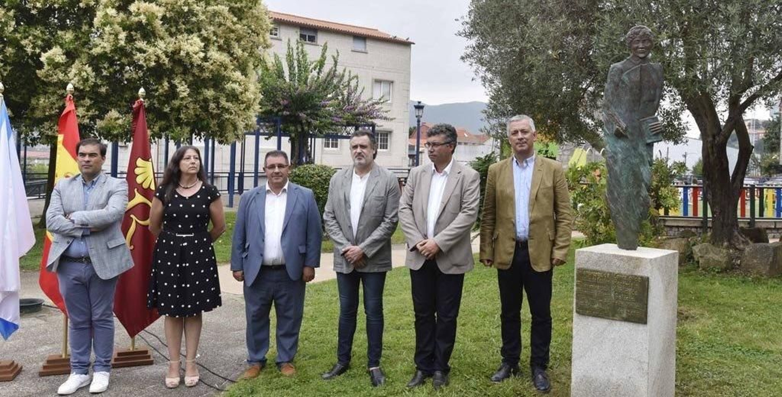 En el acto inaugural estuvieron presentes, además del escultor, el secretario xeral de Política Lingüística, Valentín García, y el diputado autonómico Alberto Pazos