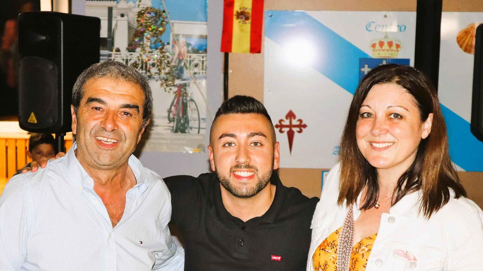 DJ Rokiño, en el centro, con Manuel Figueroa y Alejandra Plaza