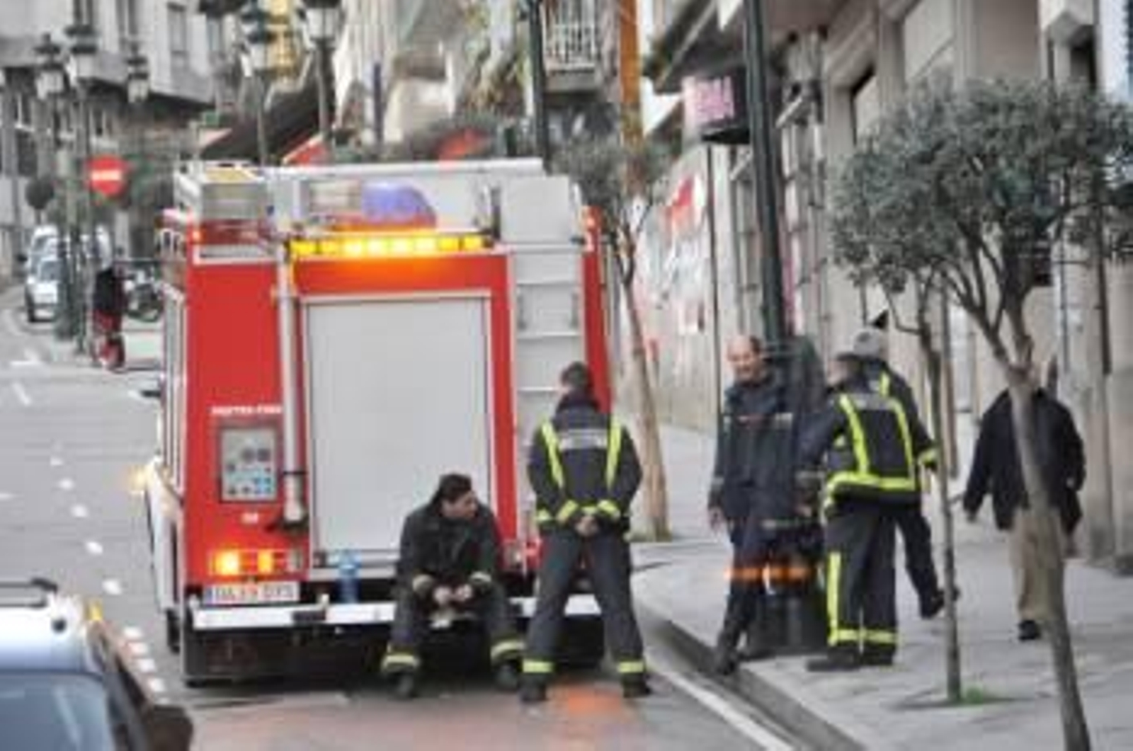 Bomberos de Vigo, durante un descanso. (Foto: JULIO ALONSO)