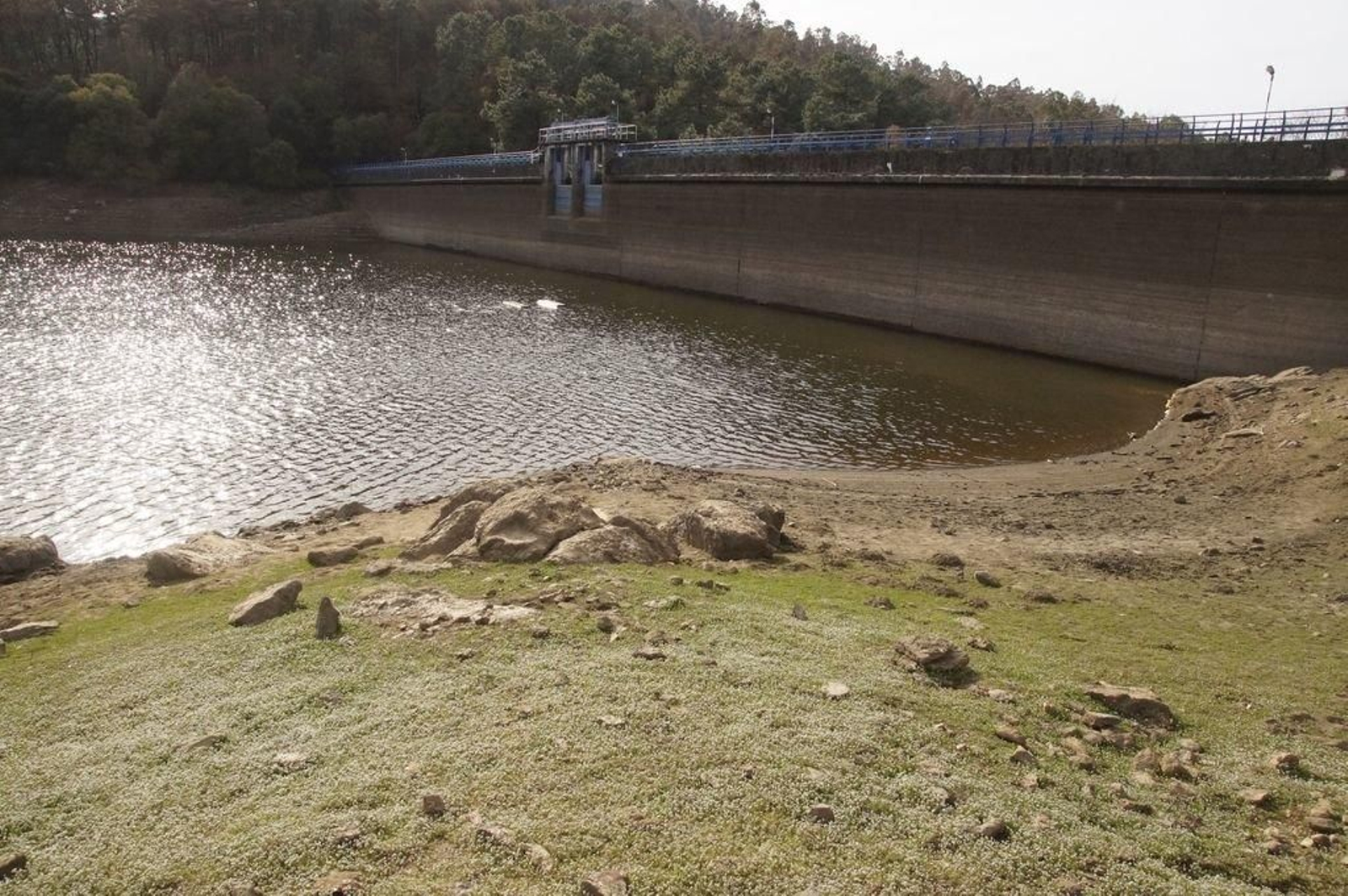 Vista del embalse de Eiras ayer con registros históricamente bajos. Meteogalicia prevé lluvias para hoy y los próximos días.